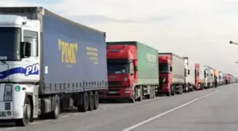 Arazilerinden Geçen Yolu Tırlarla Trafiğe Kapattılar