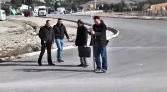 Arazilerinden Geçen Yolu Tırlarla Trafiğe Kapattılar