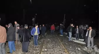 Hemzemin Geçitte Yük Treni Minibüse Çarptı; 1 Ölü, 3 Yaralı