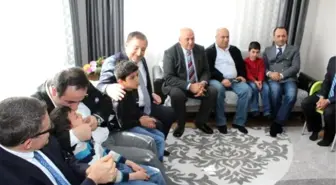 Sevgi Evlerinde Kalan Çocuklara Giysi Yardımı