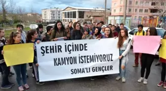 Somalı Gençler, Liseli Mizgin'i Hayallerinden Eden Kaza Yerinde Eylem Yaptı