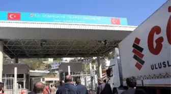 Türk Nakliyeciler Sarp Sınır Kapısı'nı Araç Ulaşımına Kapattı