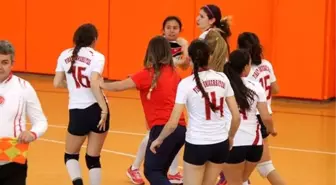 Kadın Voleybolcular Tekme Tokat Birbirine Girdi