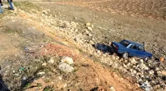 Kayalıklara Uçan Aracın Sürücüsü Sıyrıklarla Kurtuldu