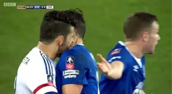 Diego Costa, Gareth Barry'yi Boynundan Isırdı