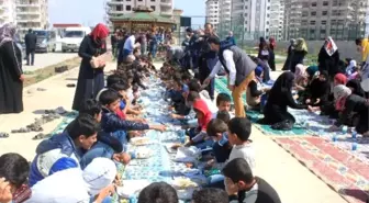 İnsani Yardım Platformu Süleyman Şah Kampında Bulunan Bin Çocuğu Giydirdi