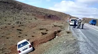 Sincik İlçesinde Otomobil Yoldan Çıktı