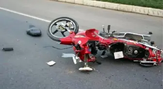 Otomobilin Çarptığı Motosiklet Sürücüsü Öldü