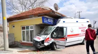 Otomobille Çarpışan Ambulans, Bilet Satış Noktasına Daldı: 6 Yaralı