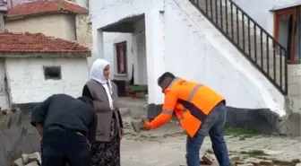 Yaşlı Kadının Evinin Önündeki Taşları Söktüler