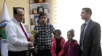 Şampiyon Tenisçiler Kupalarını Başkan Ozan'a Takdim Etti