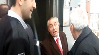 Üst Geçit Asansöründe Mahsur Kaldılar