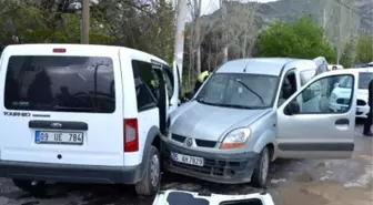 Uygulamadan Kaçan Otomobilin Çaptığı 2 Polis Yaralandı