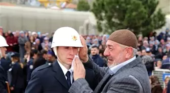 Şehidin Dedesi, 'Ağlama, Düşmanları Güldürme' Diyerek Polisin Gözyaşlarını Sildi