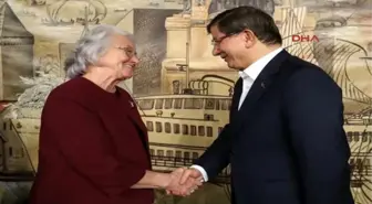 Başbakan Davutoğlu, Sanatçılarla 'Dost Meclisi' Yemeğinde Bir Araya Geldi