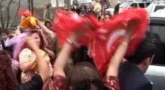 Şemdinli Irak Sınırındaki Derecik' Te Türk Bayraklı Düğün