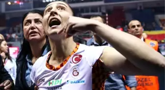 Galatasaraylı Voleybolcu, Taraftarların Küfrü Sonrası Gözyaşlarını Tutamadı