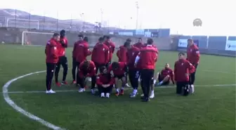 Vartaş Elazığsporlu Futbolculardan Oturma Eylemi