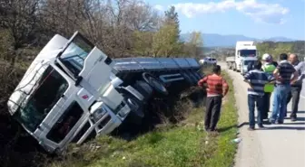 Yoldan Çıkan Tır Yan Yattı