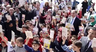 Başkan Toru'dan Öğrencilere Kitap Hediyesi