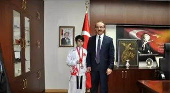 Vali Yavuz Şampiyon Karateciyi Ödüllendirdi