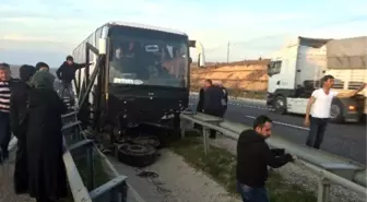 Umrecileri Taşıyan Otobüs Kaza Yaptı: 2 Yaralı