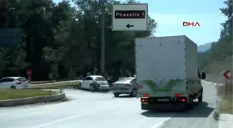 Kemer'de Otomobiller Çarpıştı: 4 Yaralı