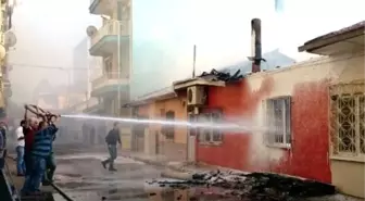 Ahşap Binada Çıkan Yangında İtfaiye Eri Yaralandı
