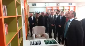 Burhaniye'de Okula Hayırsever Kütüphanesi