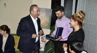 Çavuşoğlu'ndan Şehit Haberiyle Düğünlerini İptal Eden Çifte Sürpriz Ziyaret