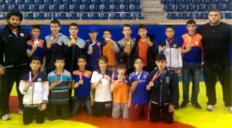 İbb'nin Minik Güreşçileri Grupları Geçti
