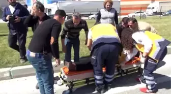 Otomobil ile Hafif Ticari Araç Çarpıştı: 2 Yaralı