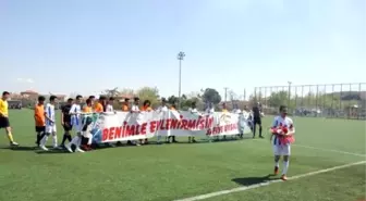 Sahaya Evlilik Teklifi Pankartıyla Çıktı