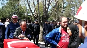 Şehit Yeğeninin Tabutunun Başından Ayrılmadı