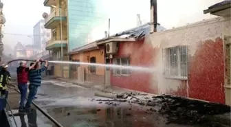 Tek Katlı Evde Yangın Çıktı: 2 Yaralı