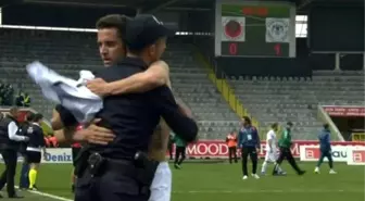 Türkiye'den Kaçmak İsteyen Yabancılara Ders Olsun: Gol Sevincini Polisle Paylaştı