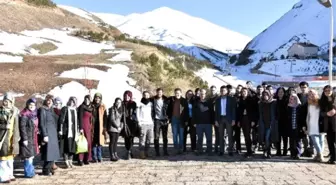 Üniversiteli Gençler, Kayak Merkezlerini Gezdi