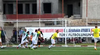 Eski Futbolcular Suriye Sınırındaki Akçakale'de Gösteri Maçı Yaptı