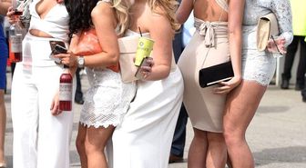 Liverpool Aintree 2016 At Yarışlarında Kadın Şıklığı