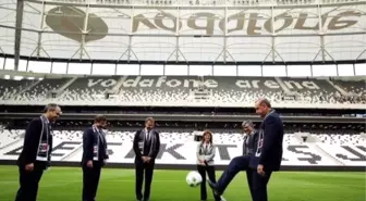 Vodafone Arena'da Davutoğlu'ndan Şık Hareket