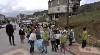 Öğrenciler Temiz Çevre İçin Çöp Topladı