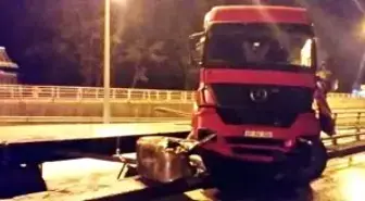 Tır Bariyerlere Çarptı; Sürücü Yaralandı