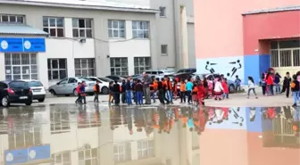 Yağmur Okulun Bahçesini Gölete Çevirdi