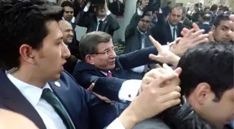 Başbakan Davutoğlu'na Cuma Namazında Yoğun İlgi