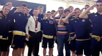 Fenerbahçe U17 Takımı Oyuncuları, Uçağı Kaçıran Asker İçin Para Topladı