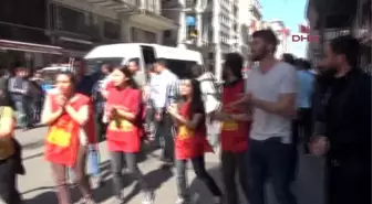 İstiklal Caddesi'nde Grup Yorum'a Destek Eylemine Polis Müdahalesi