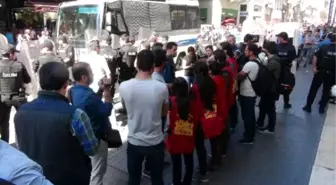 İstiklal Caddesi'nde Grup Yorum'a Destek Eylemine Polis Müdahalesi