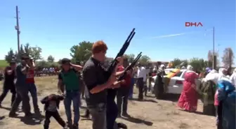 Şanlıurfa Suruç?taki Aşiret Düğününde Silahlar Susmadı
