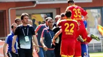 Kayserispor Kulübü Başkanı Recep Mamur Soyunma Odasında Futbolcuları Tebrik Etti