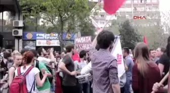 Protestocular Üsküp'teki Kültür Bakanlığı'na Yumurta ve Boya Fırlattı